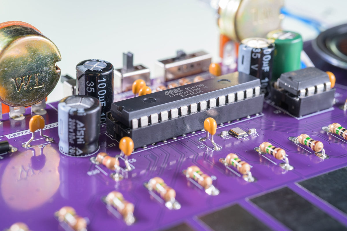 Kitul de pian electronic in timpul asamblarii