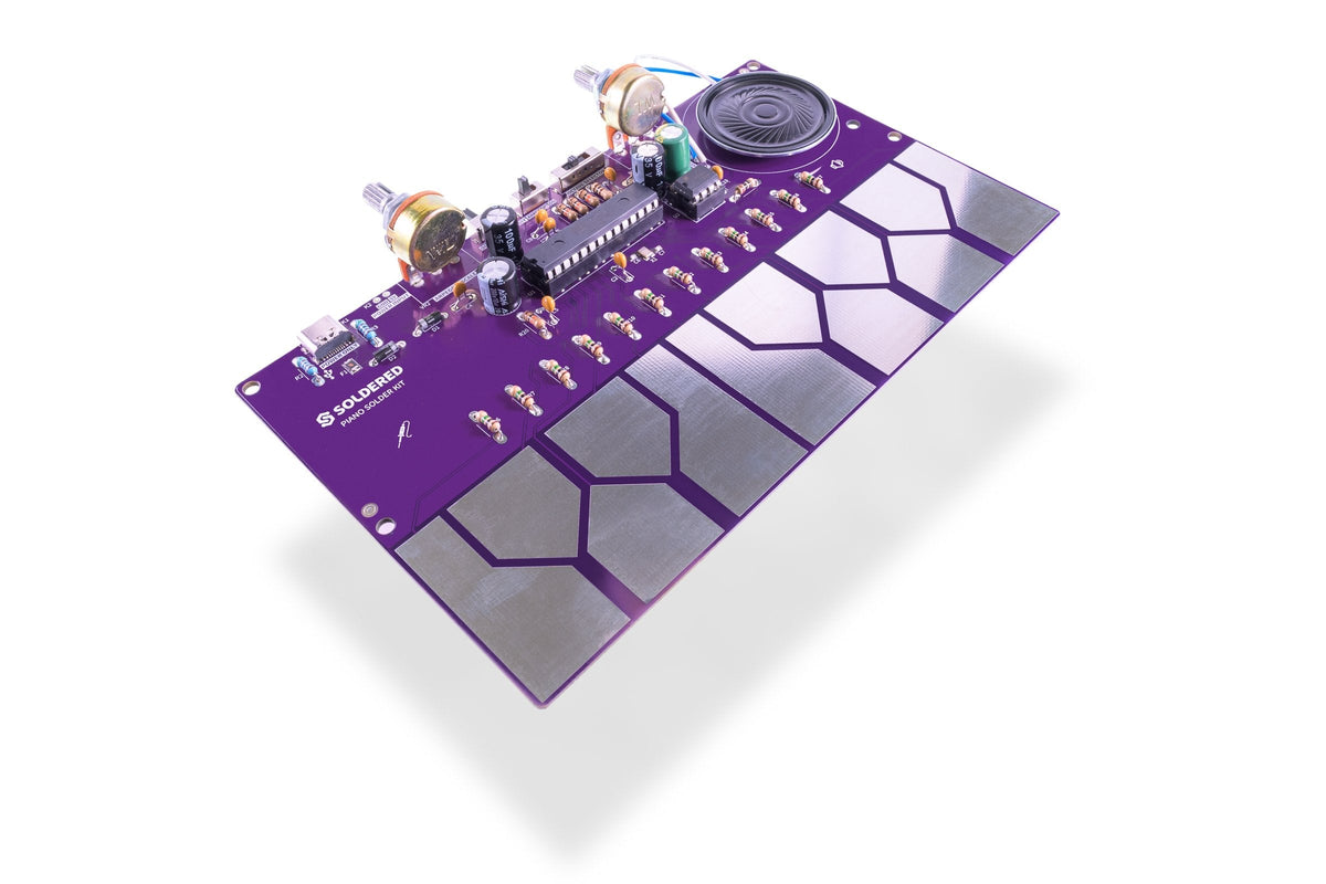 Pianul electronic asamblat cu difuzorul conectat