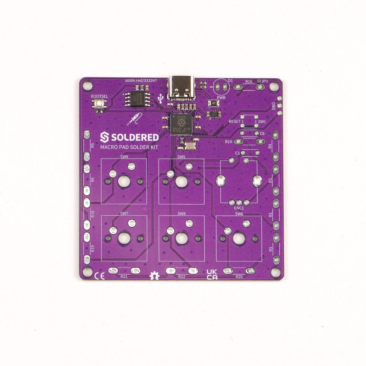 Macro pad pe birou langa tastatura